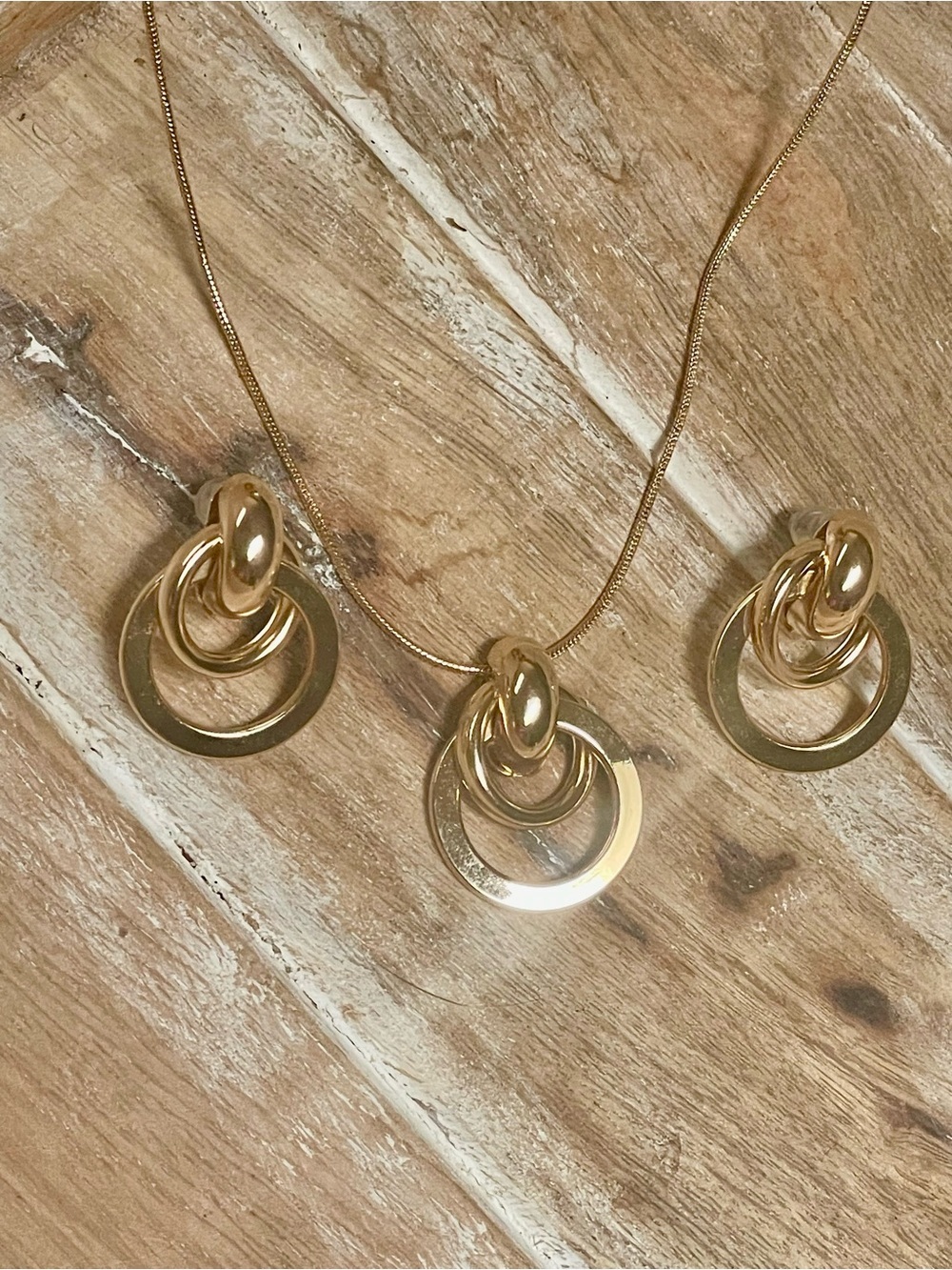 Shiny Gold Interlinked Circle Necklace and Stud Earrings Set